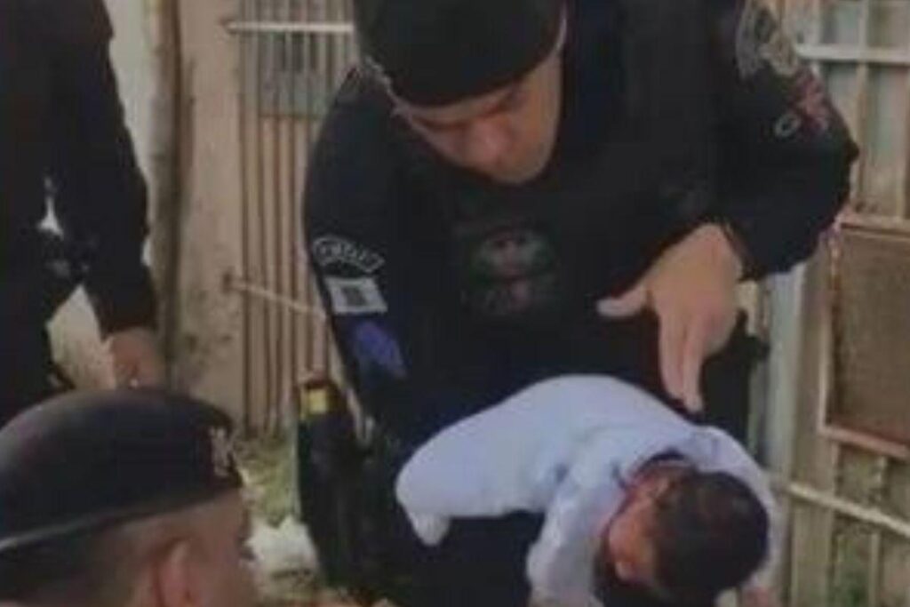 Realizando a manobra de Hemlish, o policial desengasgou a criança recém-nascida