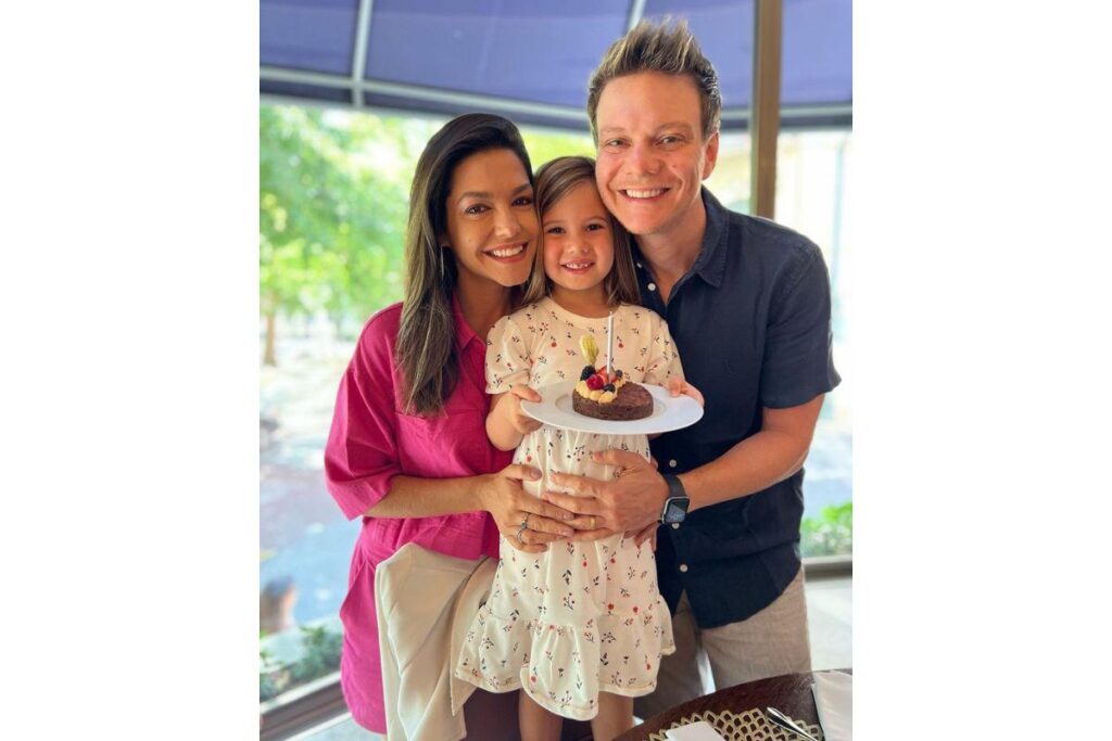 A garota também aproveitou para cantar parabéns ao lado dos pais e do irmão, Teodoro.