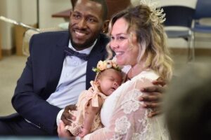 Pais se casam no jospital para filha estar presente