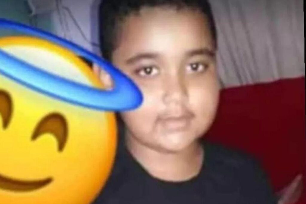 O menino estava jogando bola na rua quando foi atingido