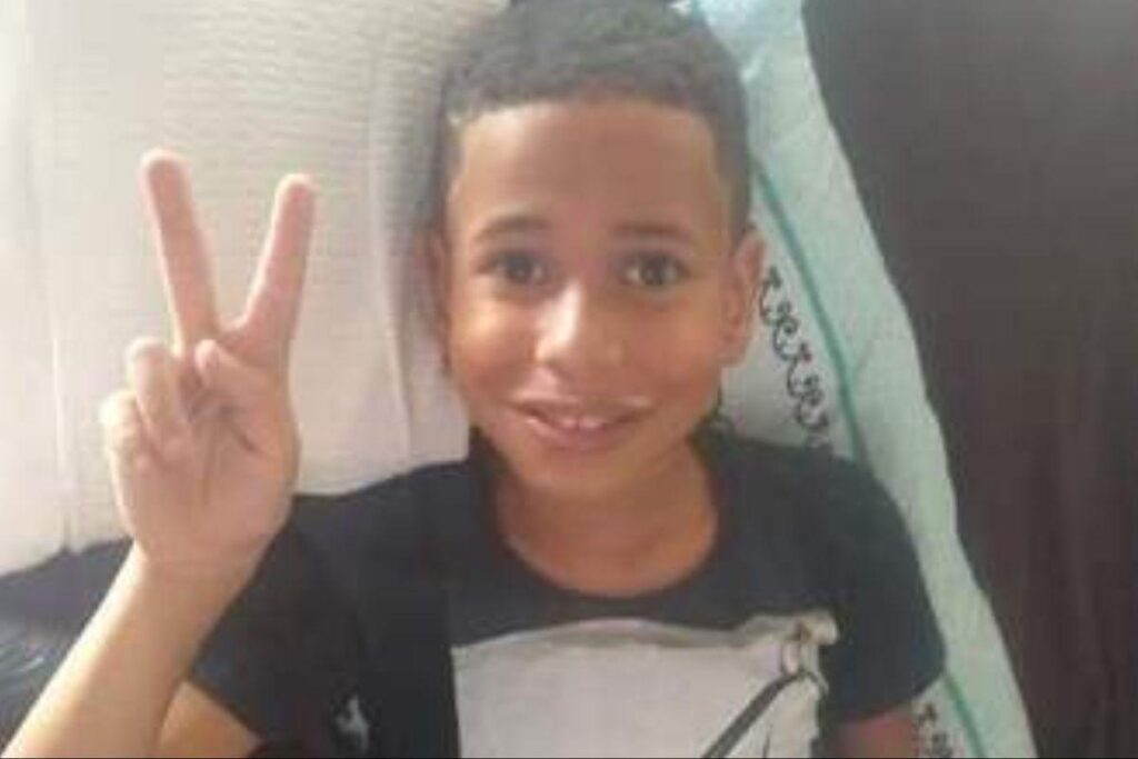 A mãe encontrou o menino inconsciente dentro do armário