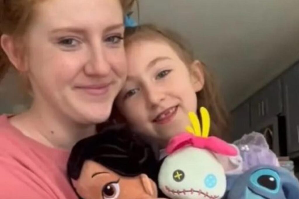 Charlotte com sua mãe, Jennifer, e sua irmã, Chloe