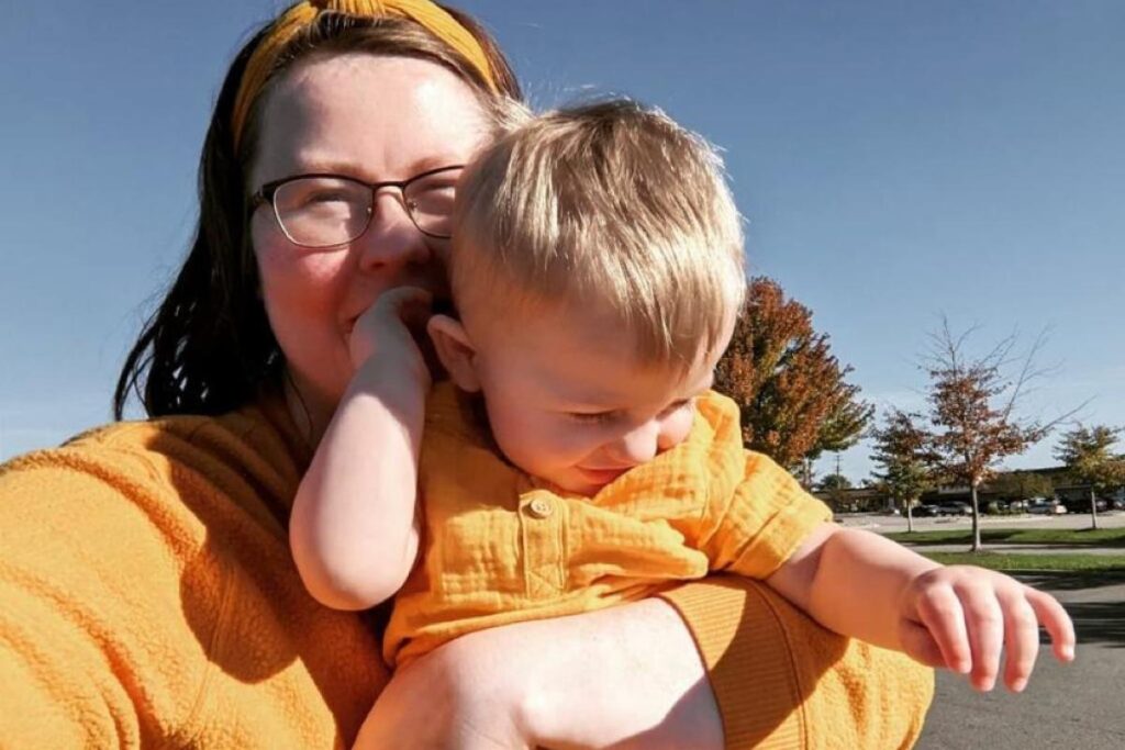 Alison conta sobre como sofre julgamentos por amamentar seu filho em público