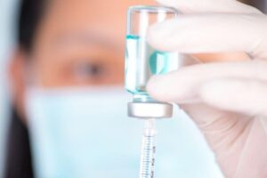 O contágio pode acontecer por contato próximo, relação sexual, beijo, abraço e contato com a pele lesionada, ou com fluidos corporais, como pus, sangue e saliva