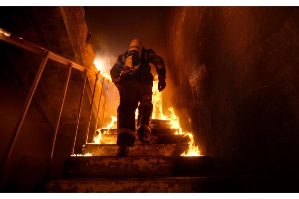 Residência pega fogo, mas imagem de Nossa Senhora Aparecida e terço ficam intactos, surpreendendo bombeiros