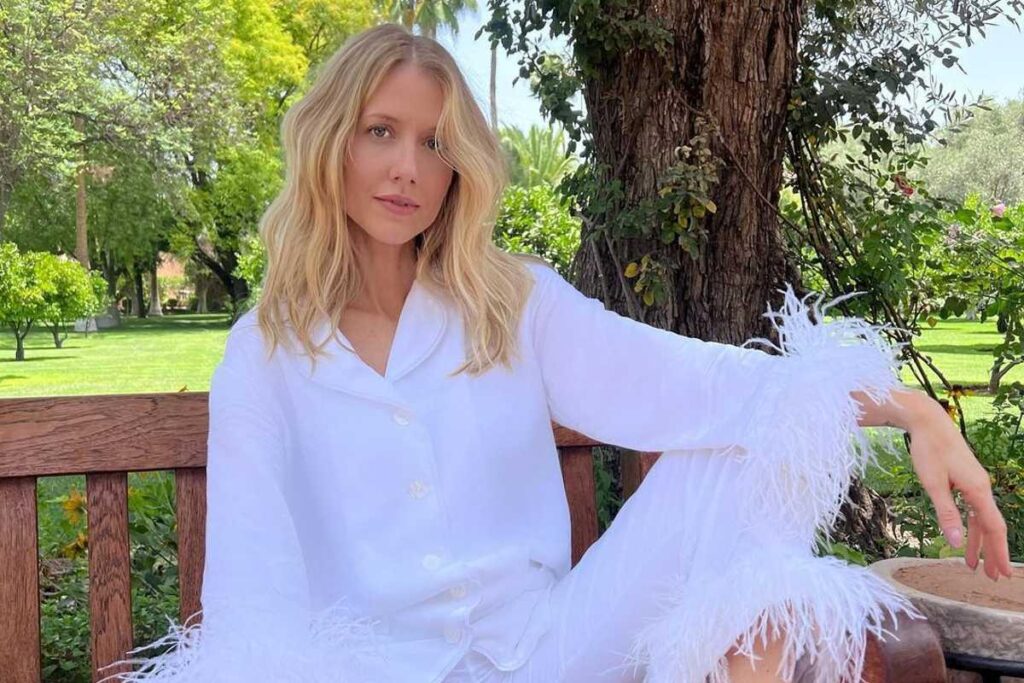 Gabriela Prioli aparece exibindo a barriga da primeira gestação