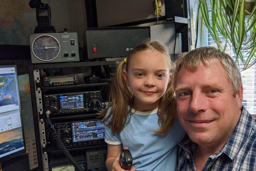 Menina de 8 anos entra em contato com astronauta após usar rádio amador do pai