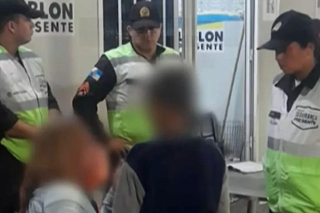 O menino denunciou as agressões que sofria da mãe e pediu que ajudassem os irmãos