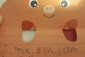 O pai contou sobre o bilhete assim que a mãe voltou do trabalho