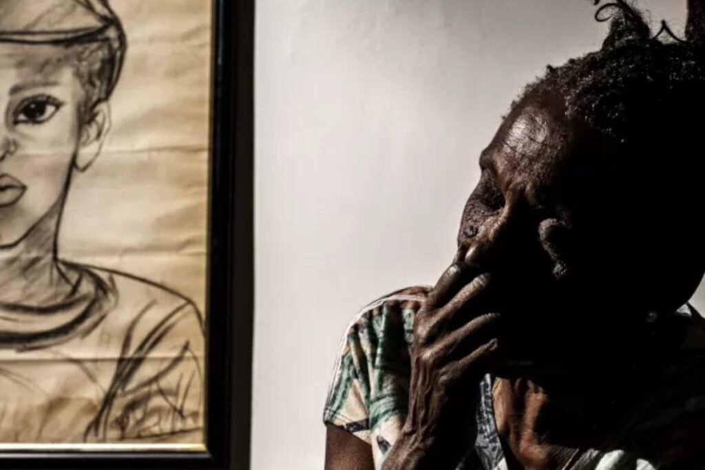 Zilda fez uma bandeira com fotos dos mortos pela chacina em Osasco