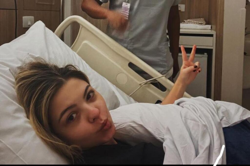Julia gomes tem alta do hospital depois de sofrer acidente