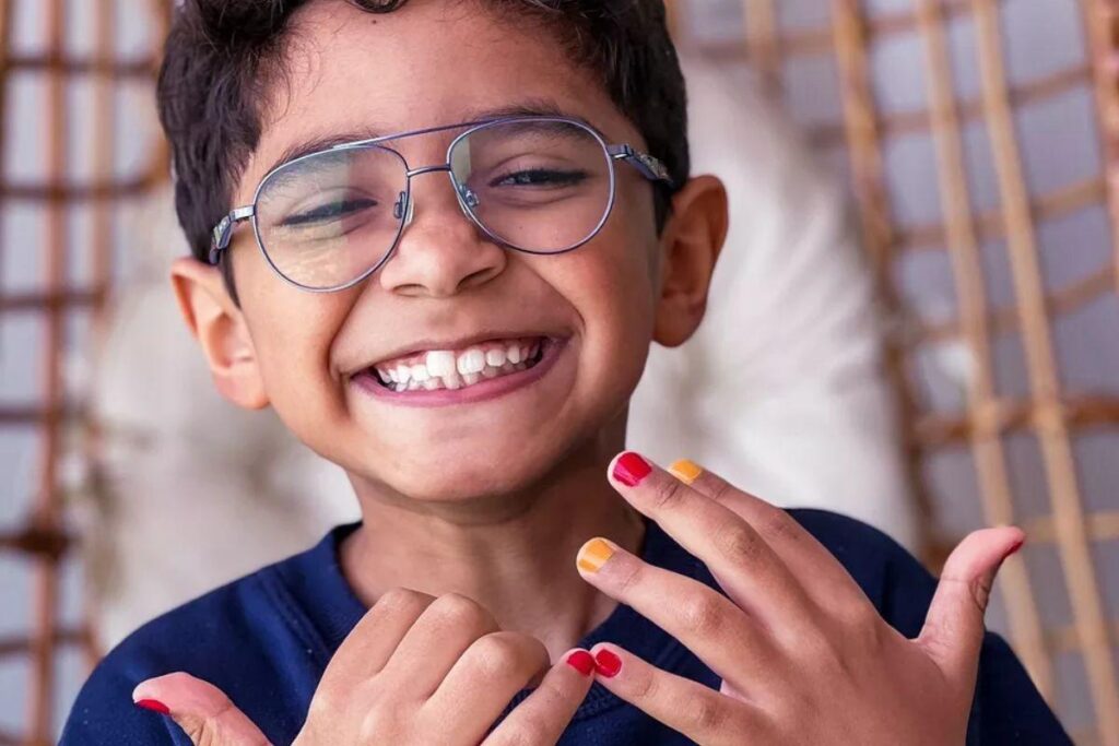 Kauan com as unhas pintadas na publicação feita pelo pai