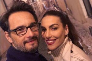 Rodrigo e Mel com a pulseira que ganharam da filha Nina