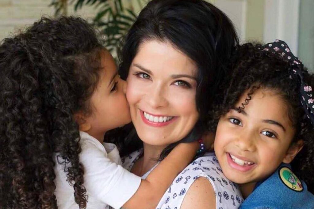 Samara Felippo passa o dia no Beach Park com as filhas