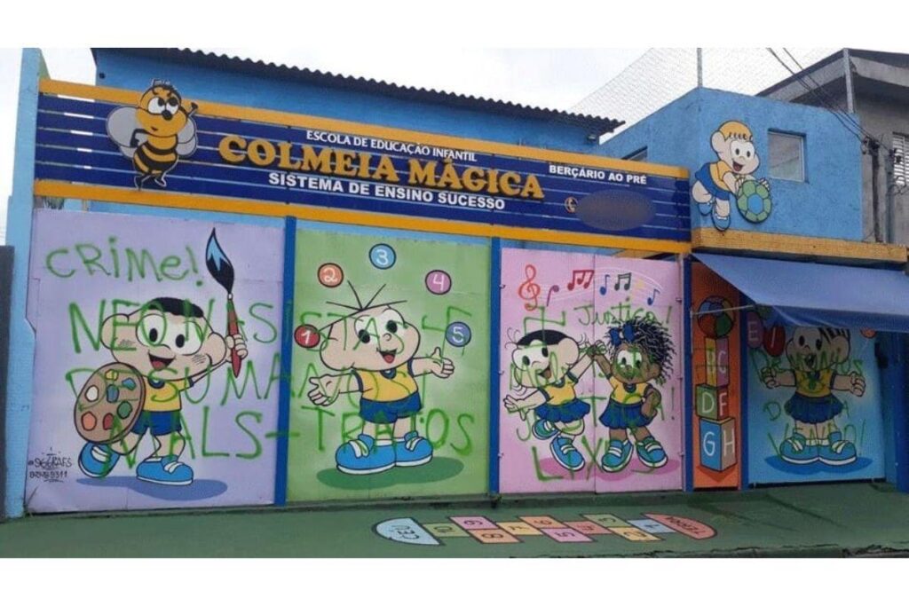 Pais protestaram em frente da escolinha