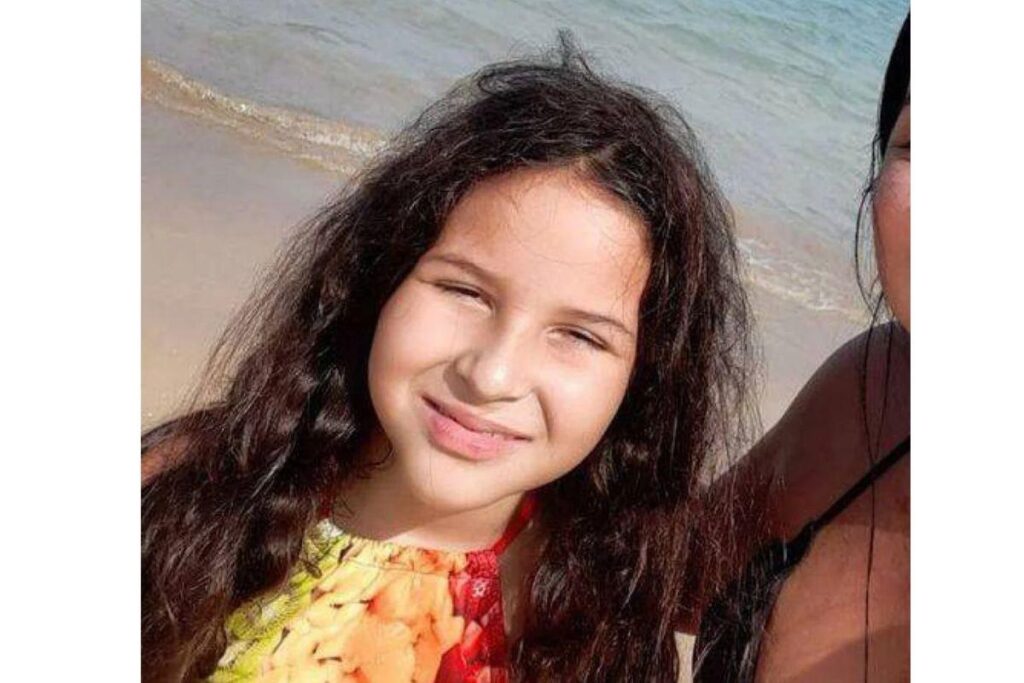 A mãe colidiu o carro com a filha em uma árvore