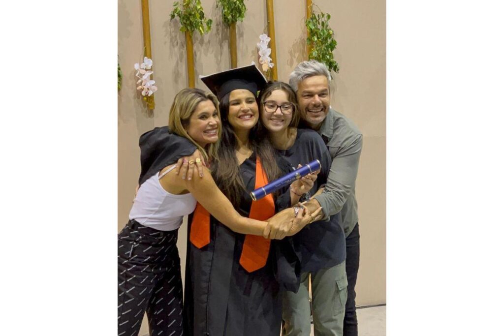 a filha de Flávia Alessandra, Giulia Costa, se formou na faculdade de cinema.