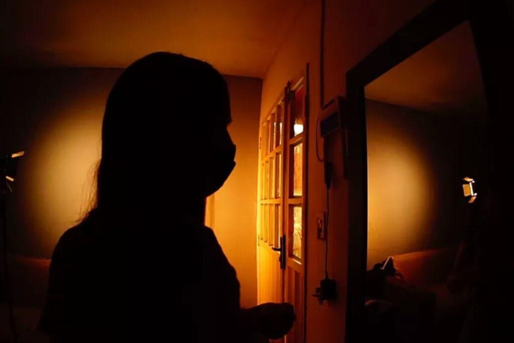 A menina foi deixada pela mãe na casa de uma amiga para poder ir trabalhar