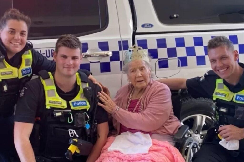 Jean Bicketon ao lado dos policiais em comemoração