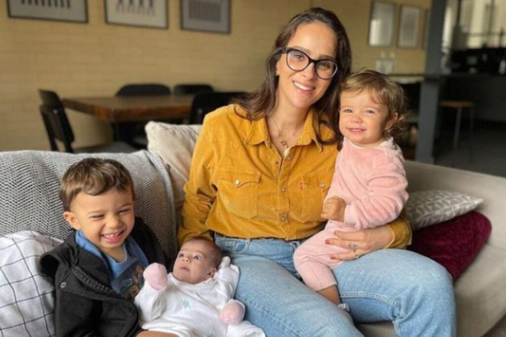 Juliano Cazarré com a filha recém nascida e a esposa, Leticia Cazarré