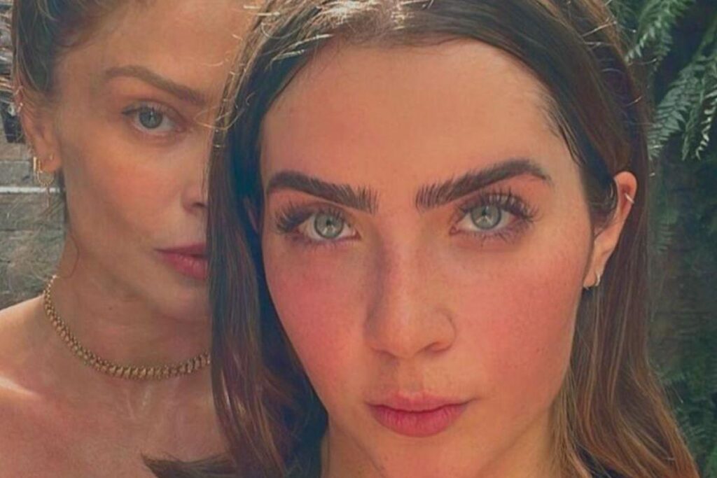 Jade e Grazi praticando treino juntas com legenda de ‘mãe e filha’