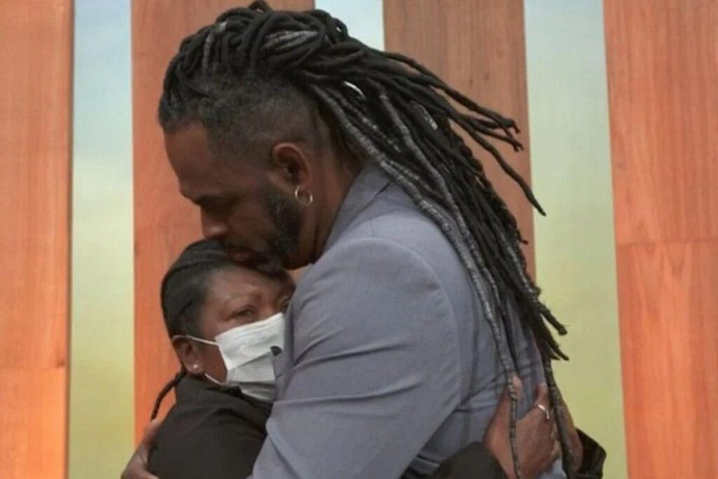 Dona Dirce, que estava na plateia do programa “Encontro” se emociona ao ouvir relatos de racismo