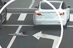 Momento em que os motoristas descem de seus veículos para verificarem a situação da criança