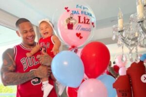 O baiano se divertiu com a mais nova em casa e publicou vários registros nas redes