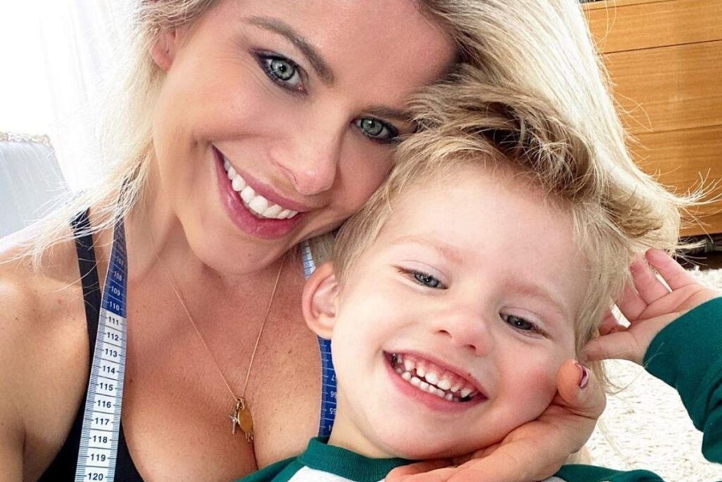 Karina Bacchi chegando com o filho na festa