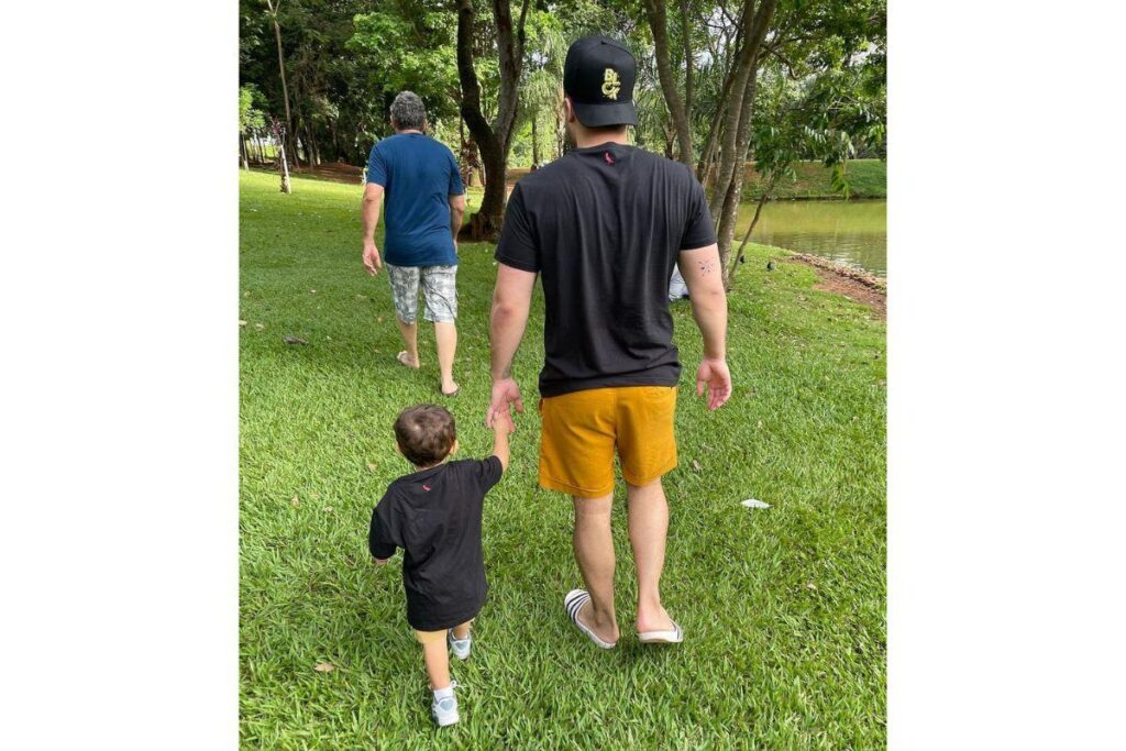O menino é filho do cantor com Marília Mendonça.