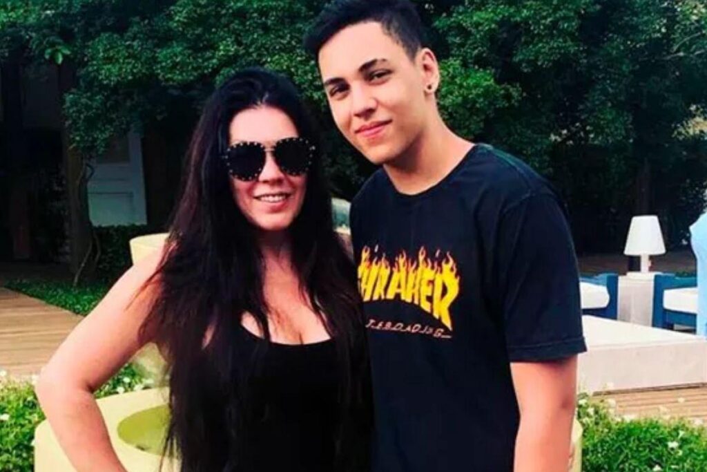 Ryan junto da mãe, a cantora Simony