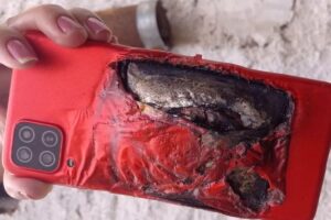 O menino de seis anos estava vendo vídeos no celular