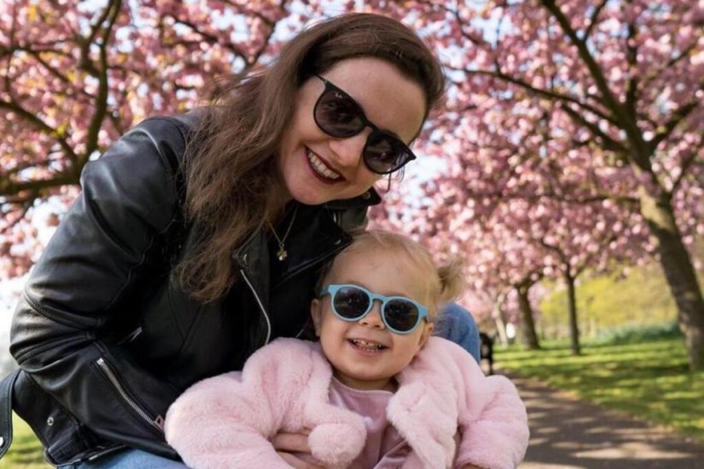 Alice, a menina das palavras difíceis, descobre que terá uma irmã