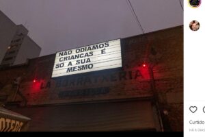 "Não odiamos crianças, é só a sua mesmo": placa instalada na fachada de bar causa polêmica