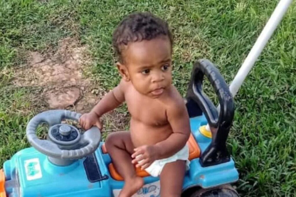 O menino de um ano se afogou em um balde de água