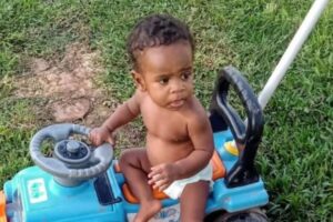 O menino de um ano se afogou em um balde de água