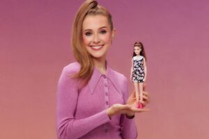 Rose Ayling-Elis, uma atriz britânica com deficiência auditiva, estrela a campanha da nova boneca da Barbie