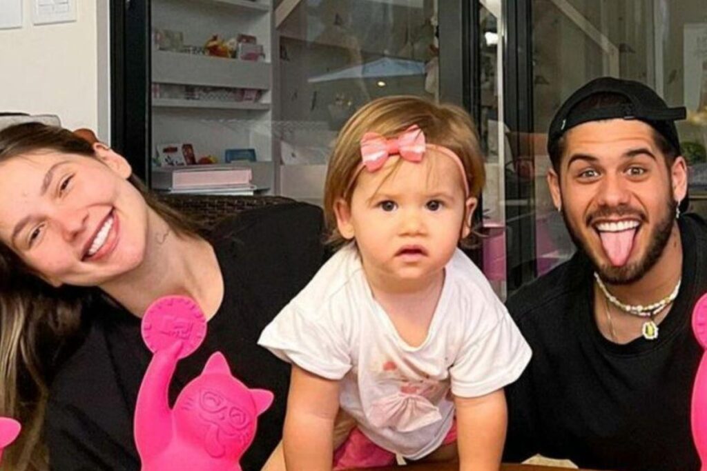 Maria Alice com os pais, Virginia Fonseca e Zé Felipe, durante filmagem para as redes sociais