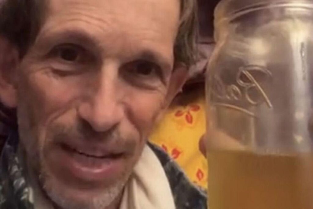 Brother Sage usando a própria urina para ‘escaldar’ os pés