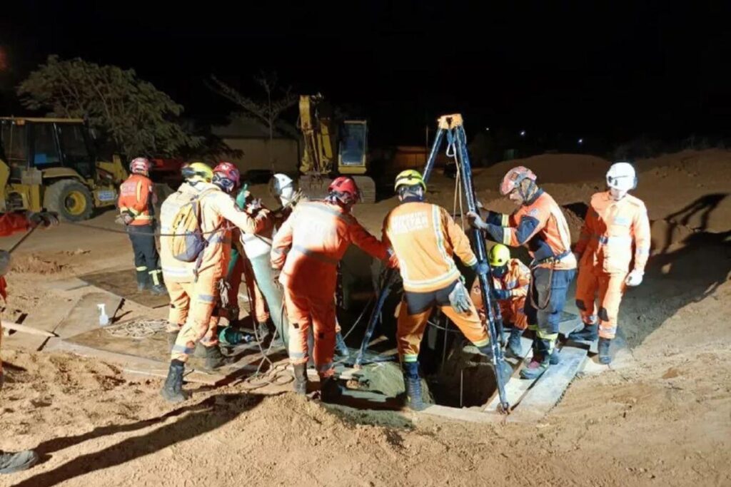 O menino acabou falecendo após ser resgatado da cratera
