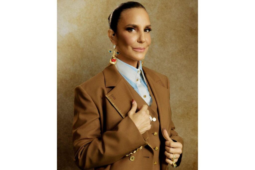 Daniel ao lado dos filhos, Marcelo, de 12 anos, e as gêmeas, Helena e Marina, de quatro anos.