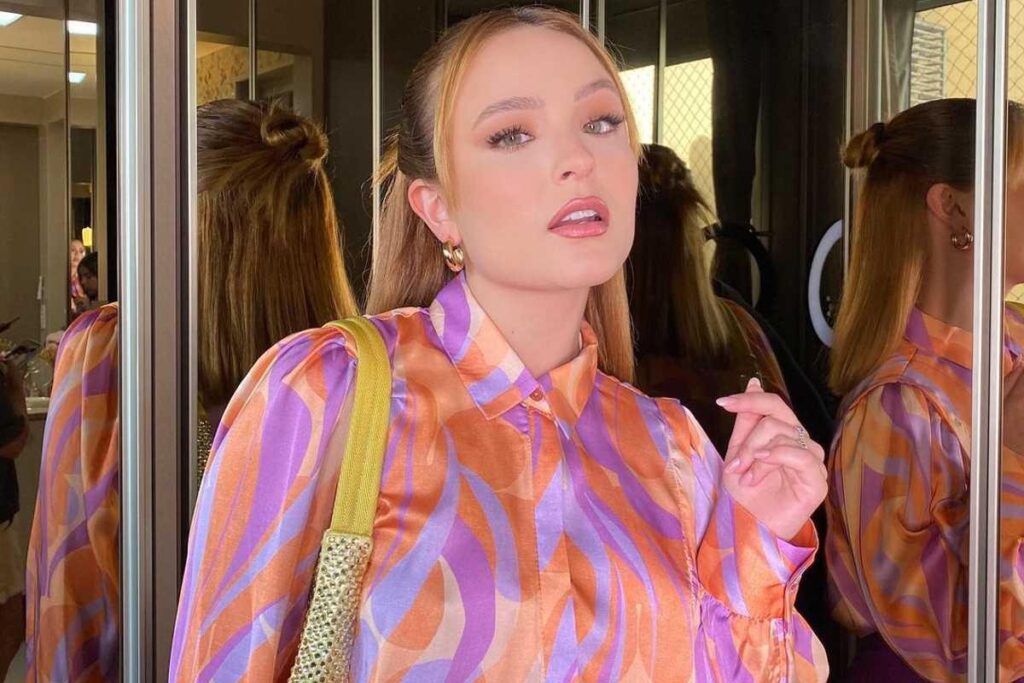 Larissa Manoela compartilha registros da personagem a qual dá vida