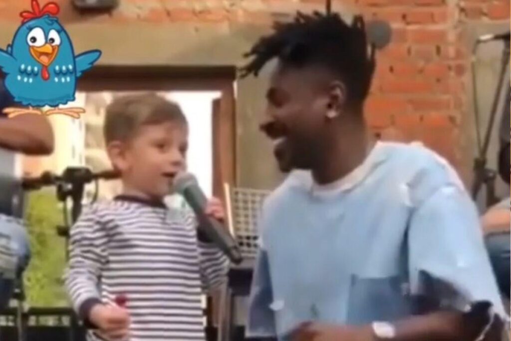 O cantor Dodô junto da criança no momento icônico do show do grupo