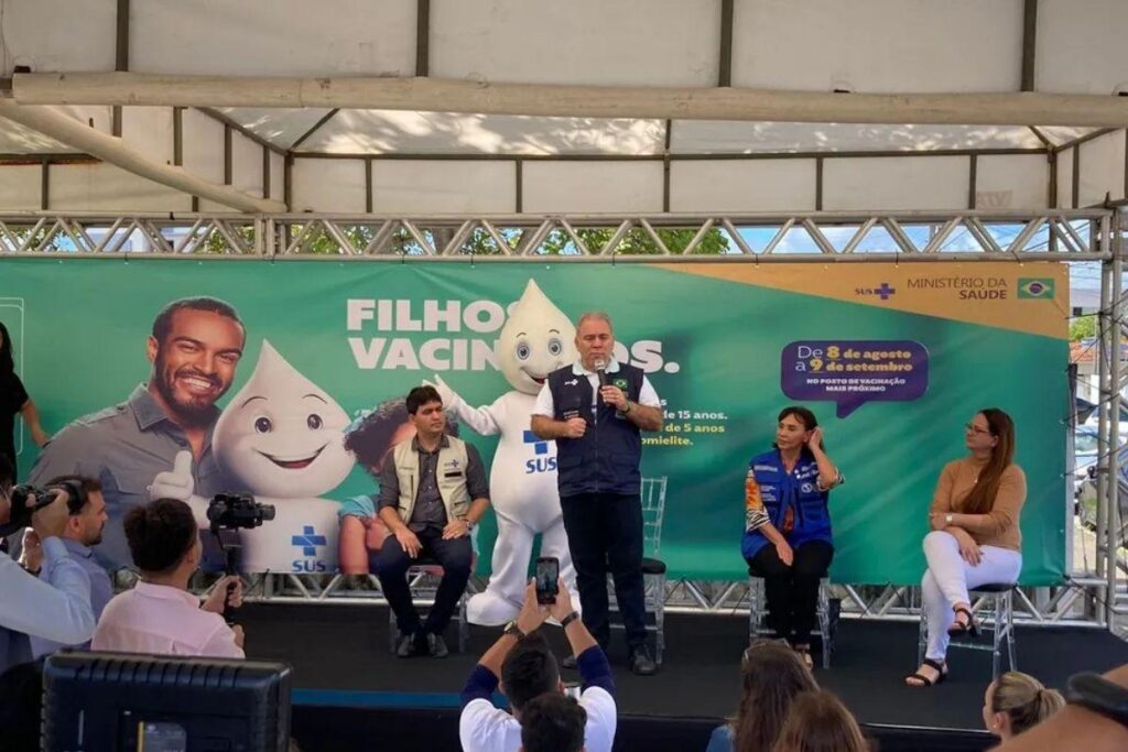 O uso de máscaras e o distanciamento são indicados para evitar o contágio pela doença