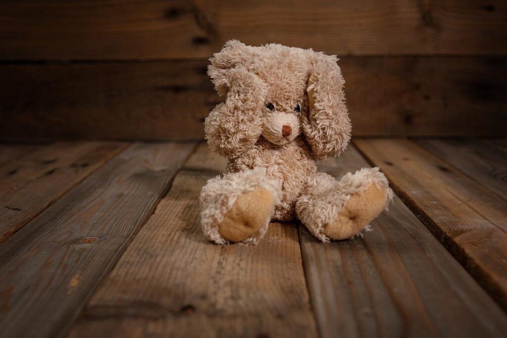 A mãe agrediu a filha de nove anos com uma barra de ferro e foi detida pela polícia