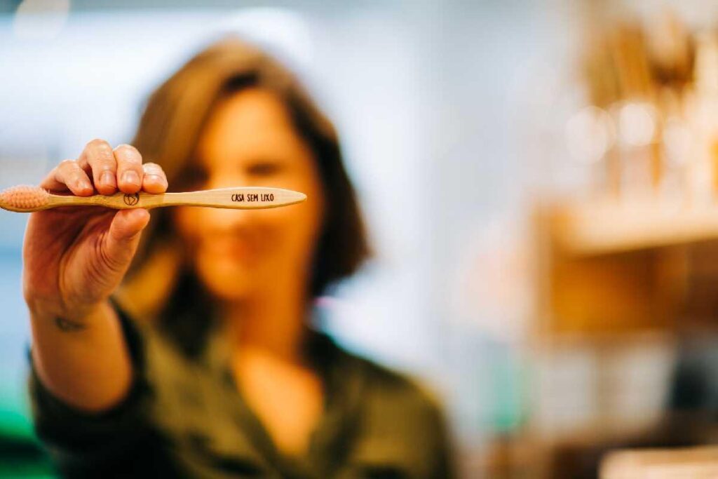 Saiba como descartar as escovas de dentes de bambu pensando em sustentabilidade