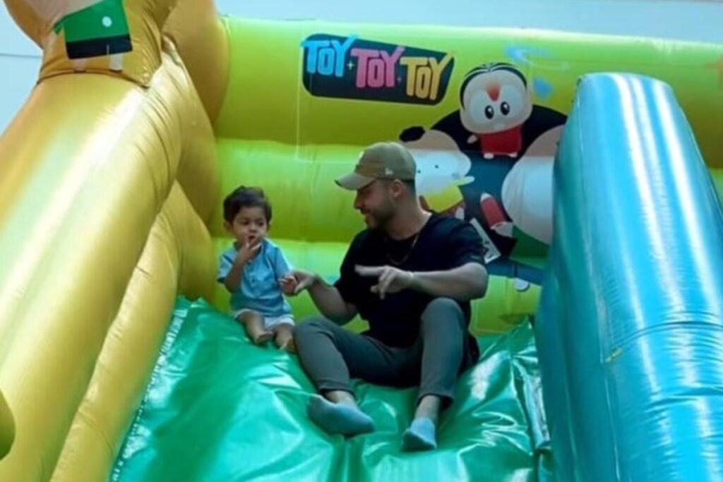 Um dos registros feitos por Murilo durante momento de diversão em um brinquedo inflável