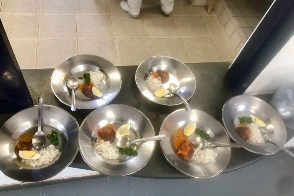 Escola justifica falta de alimento a pais dos alunos em mensagens no WhatsApp