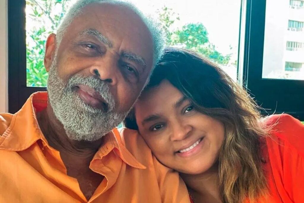 Preta Gil é homenageada pelo pai, o músico Gilberto Gil, em aniversário de 48 anos