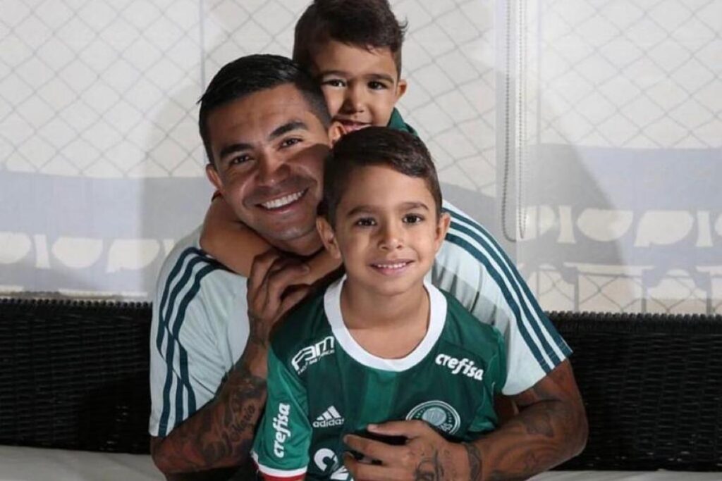 Pedrinho segue os passos do pai e joga nas categorias de base do Palmeiras
